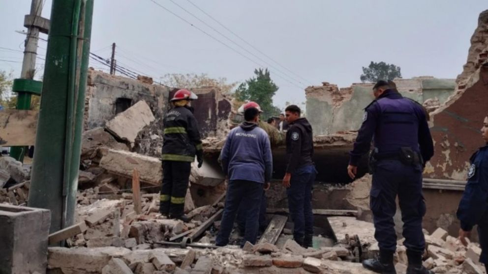 Bomberos y policías trabajaron en el inmueble que se derrumbó (Gentileza La Ciudad Web).