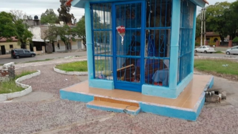 Los agresores rompieron los vidrios del habitáculo donde descansa la figura de la Virgen del Valle.