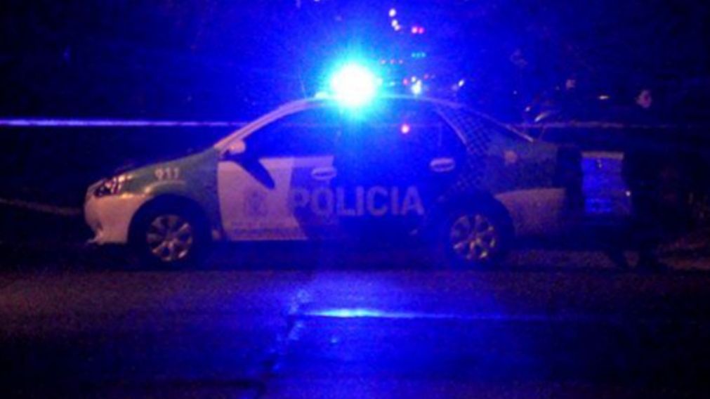 Un hombre desconocido evit� un robo de motochorros y bale� a uno.