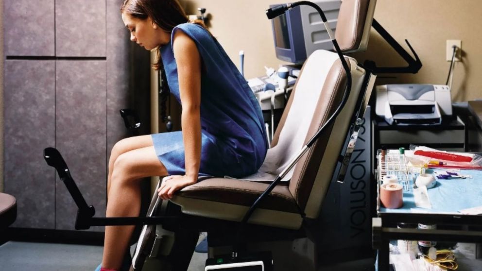 Una visita ginecológica es para muchas mujeres y personas gestantes, una situación que las deja en un estado de vulnerabilidad ante el profesional que las atiende.