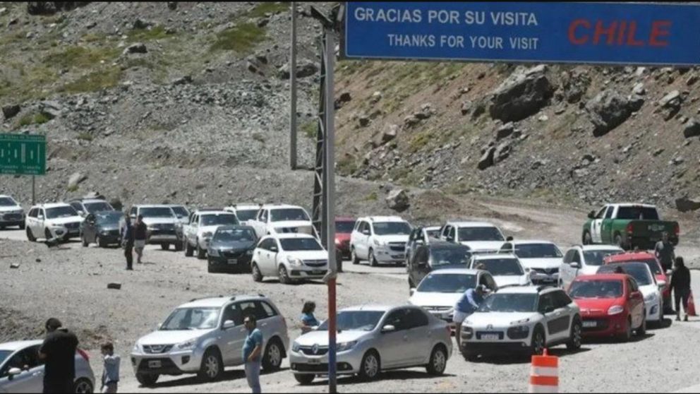 Miles de extrajeros cruzan la frontera para comprar en Argentina.