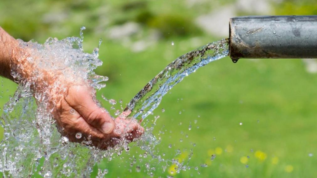 El método ideado por científicos de la Universidad de Columbia Británica elimina los químicos que tiene el agua (Imagen ilustrativa).