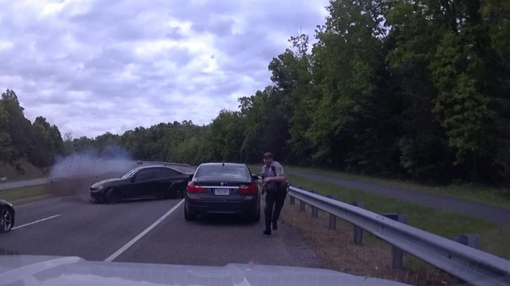 Adolescente perdió el control de su auto mientras iba a alta velocidad y casi mata a un policía (Imagen captura vídeo).