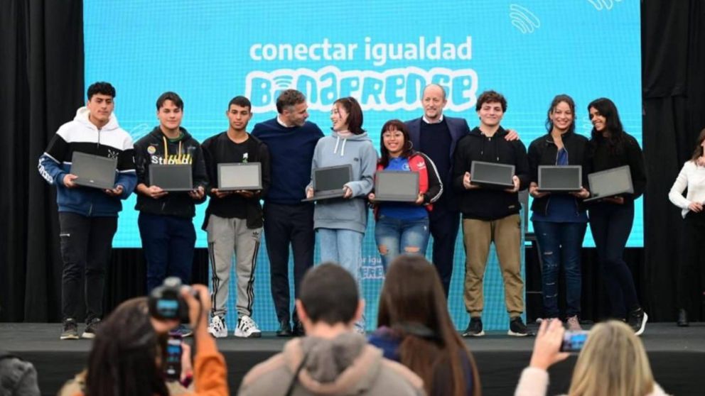 Martín Insaurralde y Federico Achaval entregaron netbooks del Conectar Igualdad Bonaerense en Pilar.