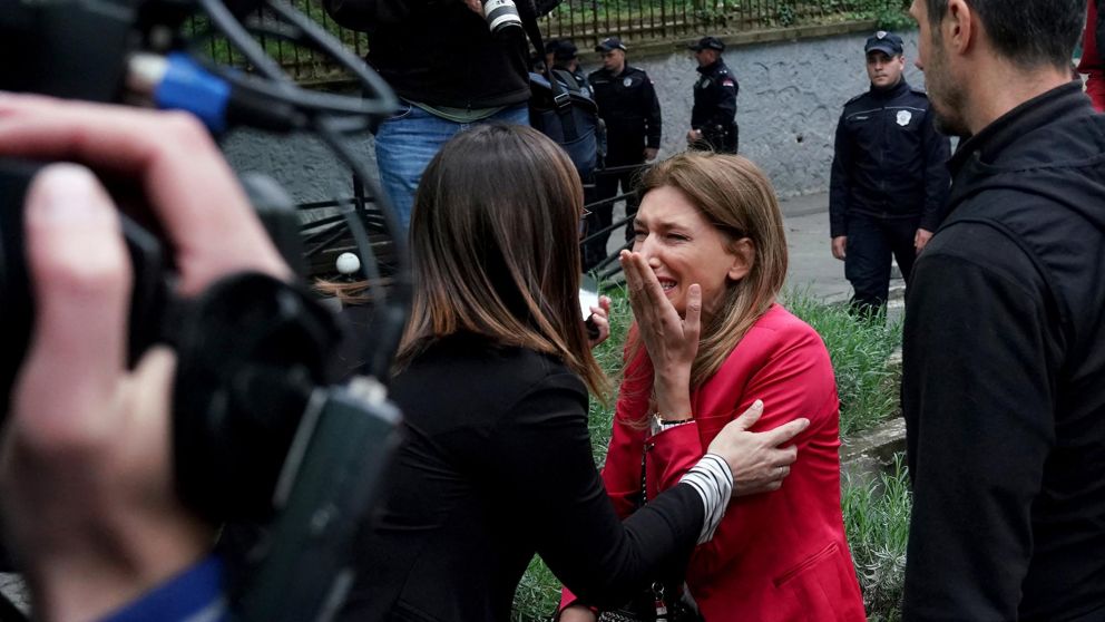 Los padres de los alumnos desesperados al llegar al lugar (Télam).