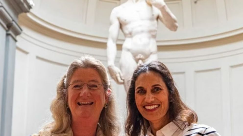 La docente estadounidense despedida por mostrar una foto del David que algunos padres consideraron "pornográfica".
