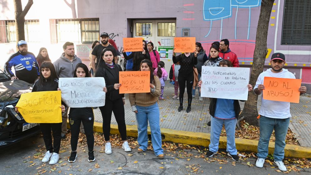 Los padres de los damnificados realizaron un "ruidazo" frente al jardín. Imagen: Gesualdi Victoria.