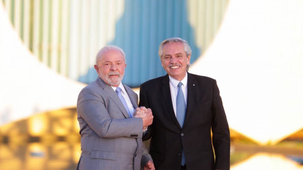 Alberto Fernández y Lula Da Silva comparten una reunión bilateral en Brasilia.