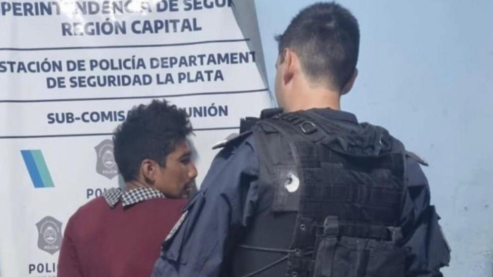 Subió al "bondi" con tres revólveres y los pasajeros llamaron a la policía: las armas eran de juguete.