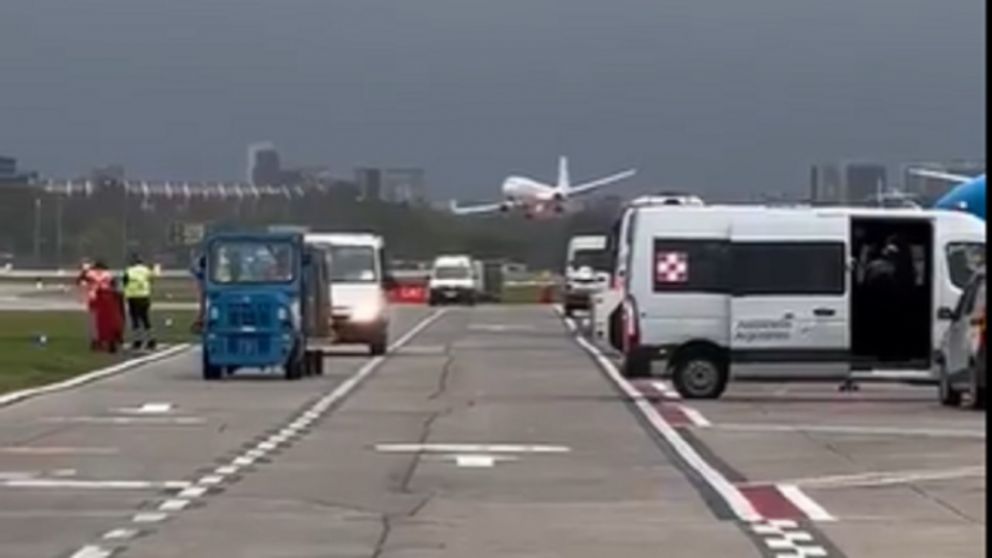 La maniobra que hizo un avión tras no poder aterrizar en Aeroparque por los fuertes vientos (Imagen captura vídeo).