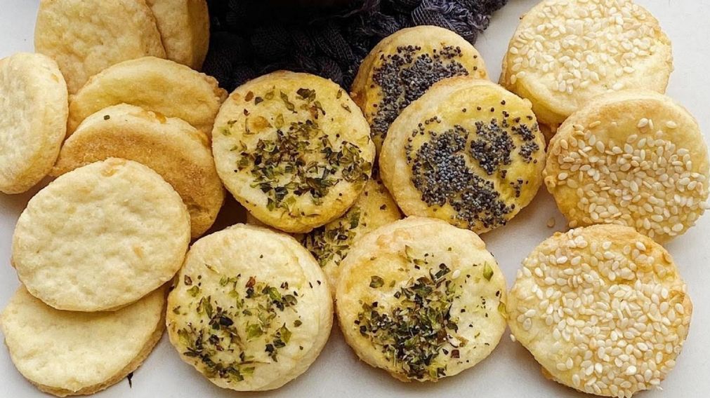 La receta de las mejores galletitas de queso para disfrutar de una jornada lluviosa.