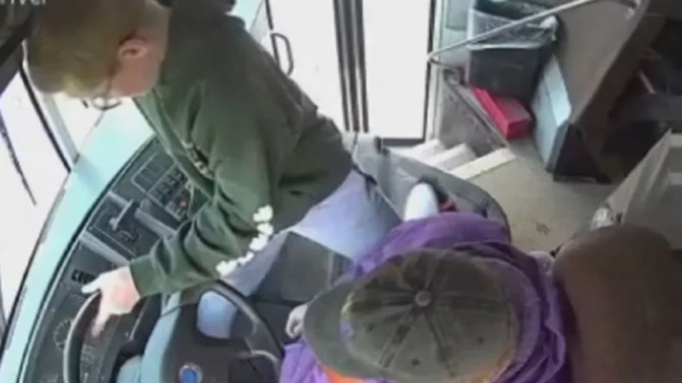 Cuando se desmayó la conductora del micro escolar, un alumno tomó el volante y salvó a sus compañeros (Captura de video).