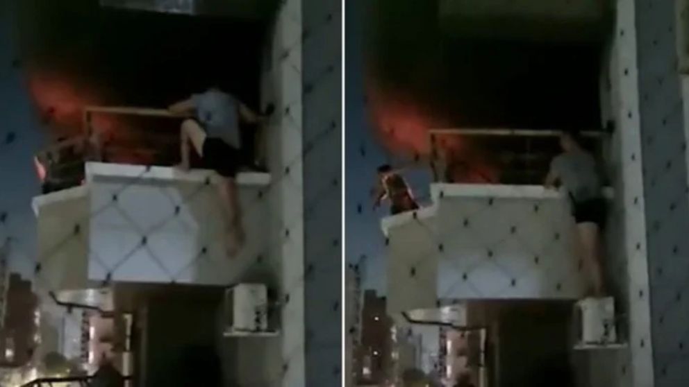 Un hombre escapó de un incendio por el balcón de su departamento y se salvó de milagro (Imagen captura vídeo).