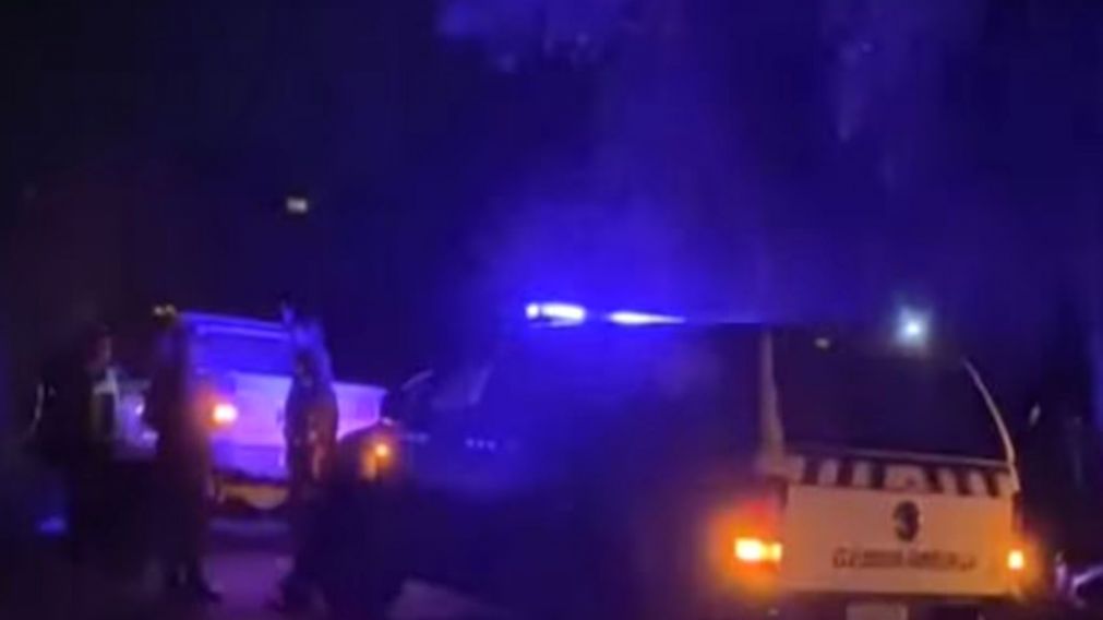 Asesinan a un polic�a y al empleado de una carbonera en un tiroteo: otro efectivo fue herido.