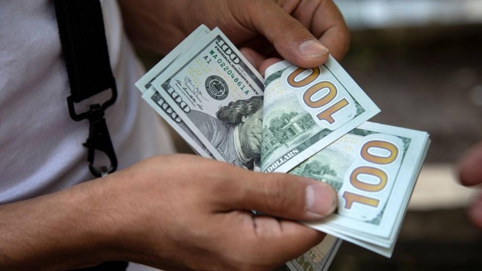Dólar hoy: ¿A cuánto cotizan el oficial y el "blue"?