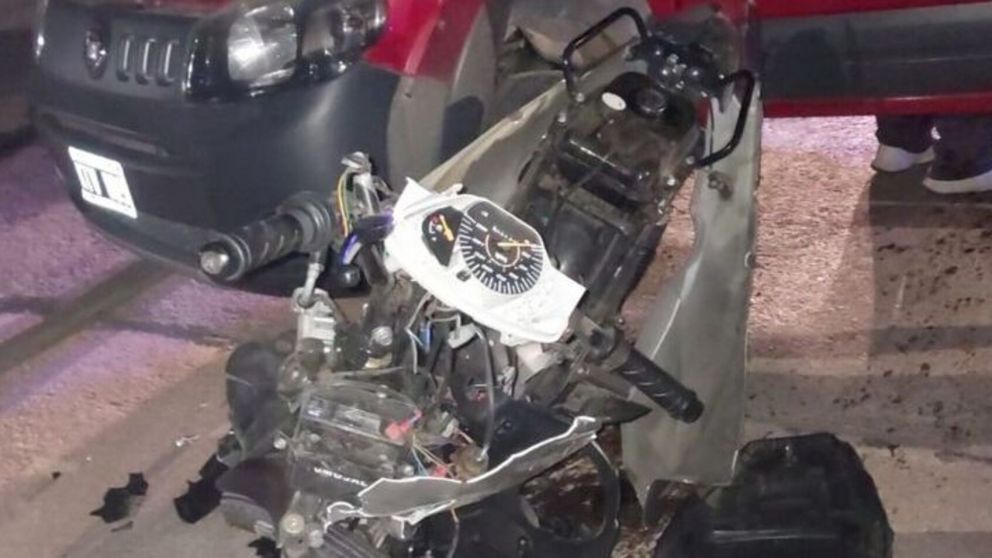 Delincuente robó una moto y murió a las pocas cuadras luego de chocar contra un auto.