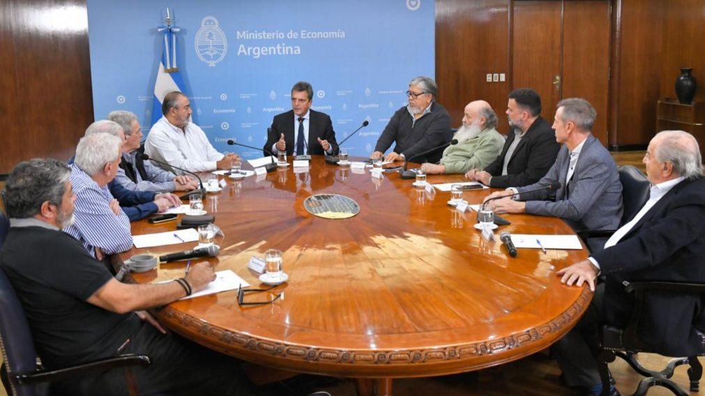 Sergio Massa durante la reunión de hoy con representantes de la CGT y movimiento sociales.