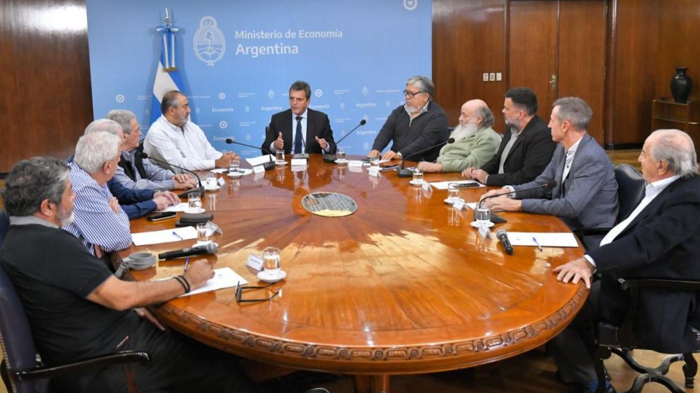 Sergio Massa durante la reuni�n de hoy con representantes de la CGT y movimiento sociales.