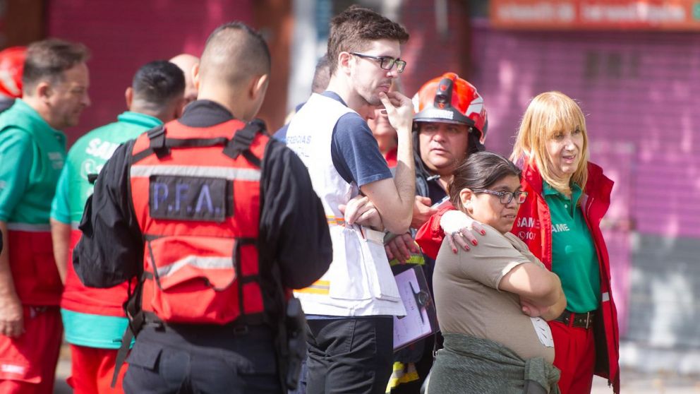 Los sobrevivientes regresaron al lugar del derrumbe. Foto Télam.