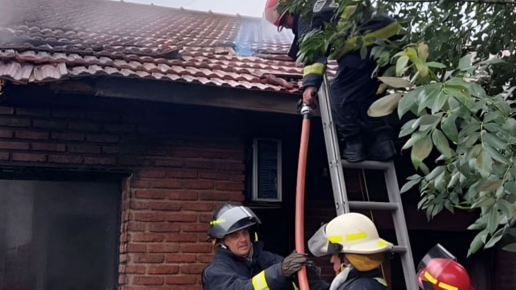 Los bomberos trabajando en la casa tras el alerta de los vecinos.
