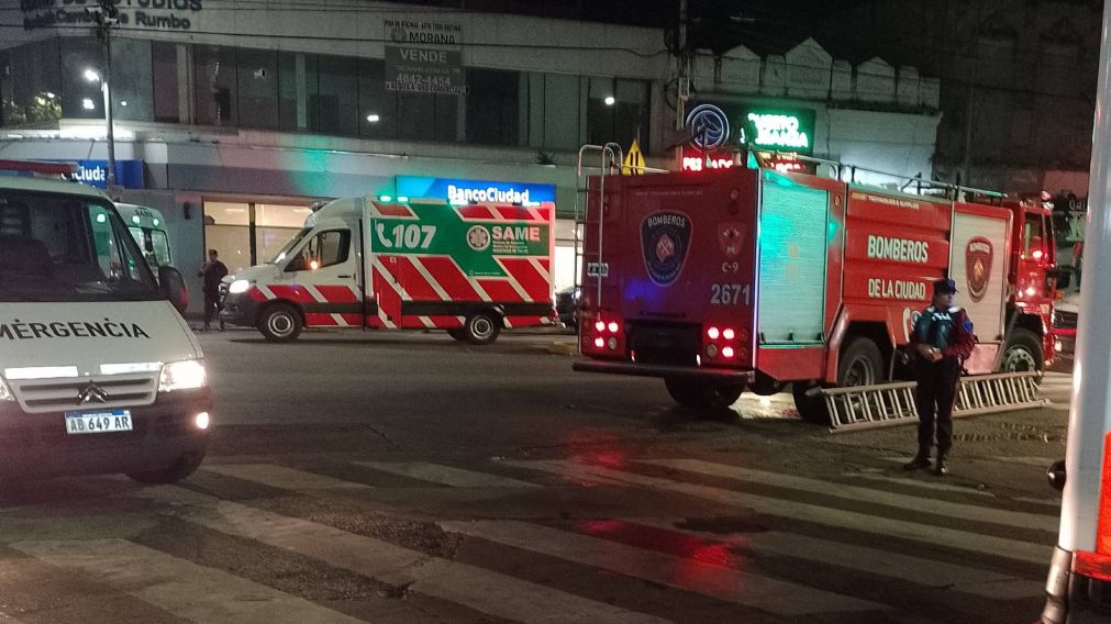 Se derrumbó una casa de dos plantas en Floresta: hay dos muertos y varios heridos.