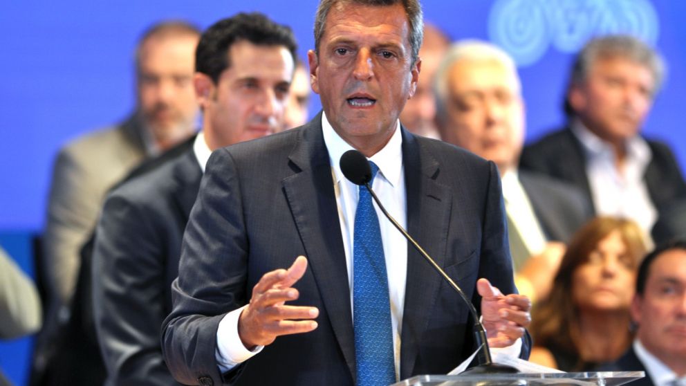 El dólar blue rozó los 500 pesos y Sergio Massa confirmó que se revisará el acuerdo con el FMI.