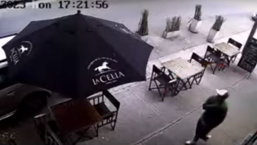 El robo ocurrió por la tarde, ante la presencia de transeúntes y vehículos que circulaban por la zona.