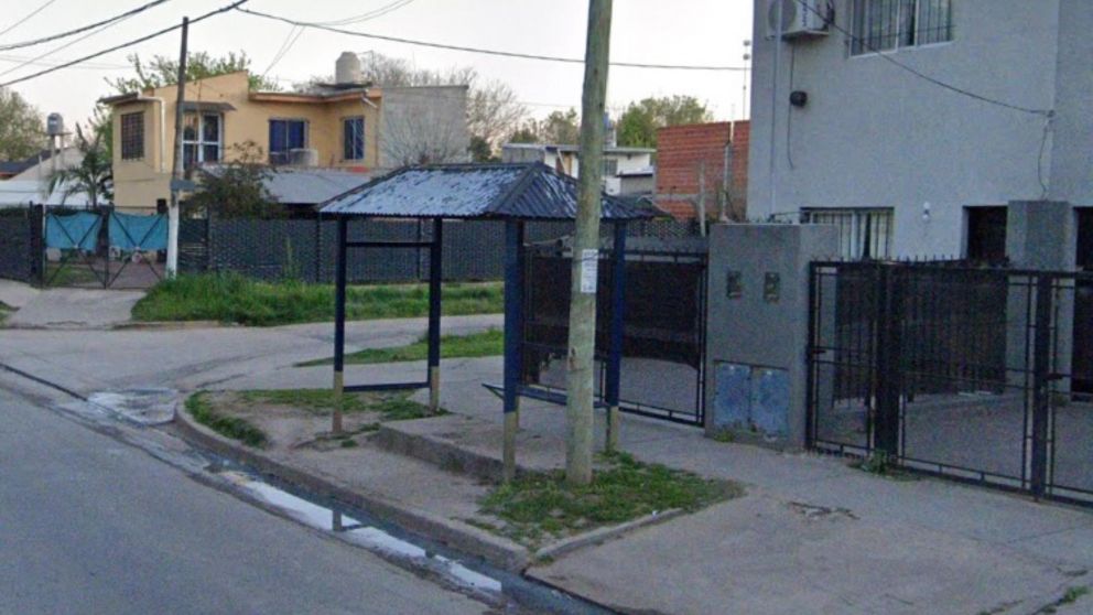 La parada de colectivos donde ocurrió el supuesto intento de robo.