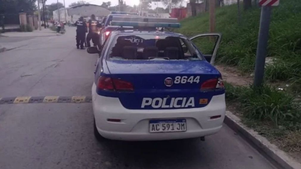 Así quedó el patrullero que sufrió destrozos en el barrio Villa Siburu de la ciudad de Córdoba.