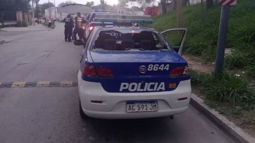 Así quedó el patrullero que sufrió destrozos en el barrio Villa Siburu de la ciudad de Córdoba.