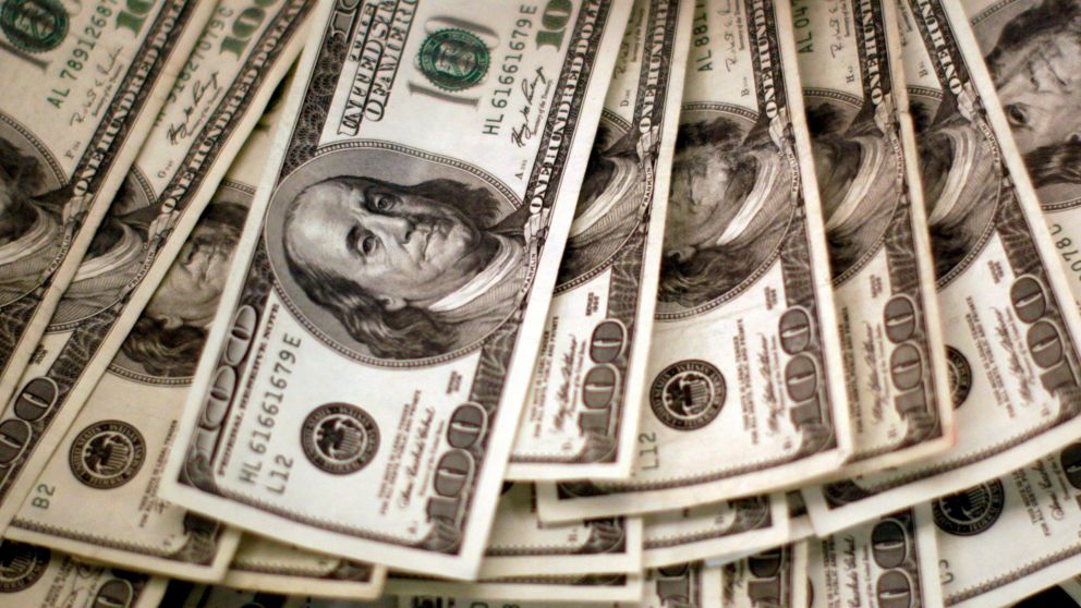 El dólar blue dio un nuevo salto y supera los $450