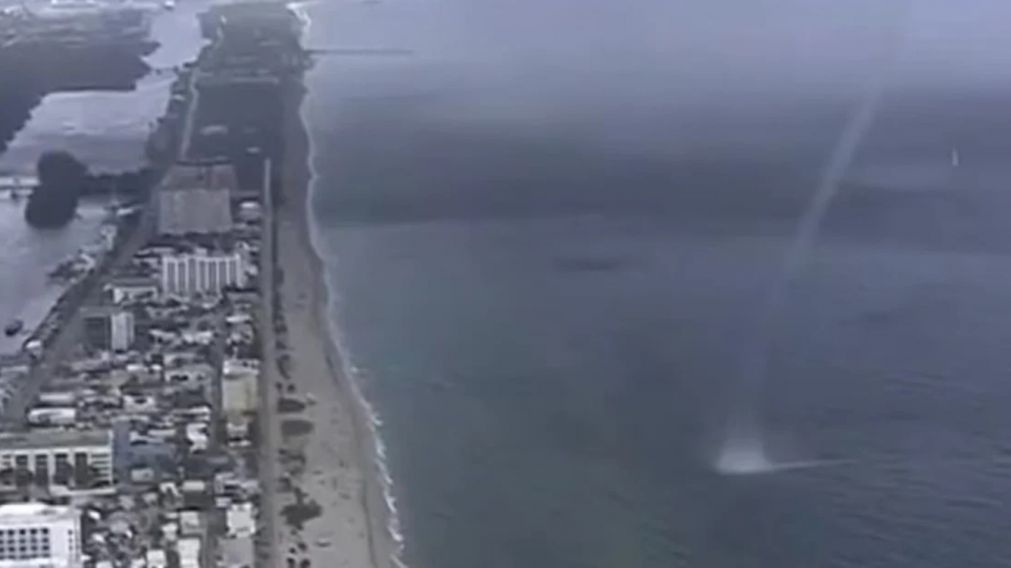 Una tromba marina generó terror en las playas de Miami: un turista quedó atrapado en el fenómeno (Imagen captura vídeo).