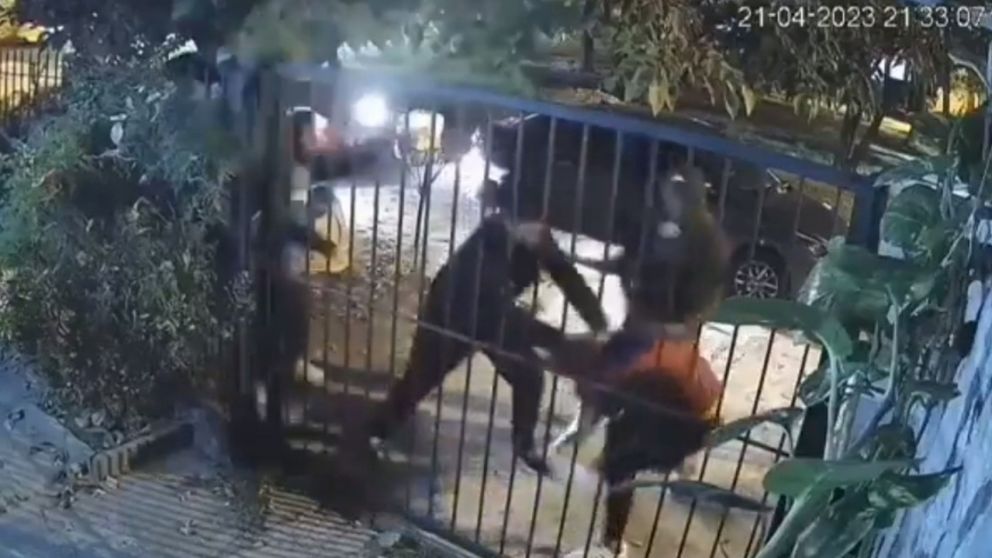 Un joven fue brutalmente golpeado y asaltado por un grupo de delincuentes armados (Imagen captura vídeo).