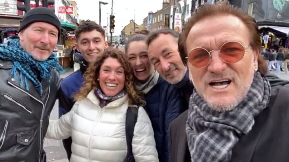Los imitadores de "Bono" y "The Edge" junto a la familia rosarina (Twitter/@BeatrizSuarez_).