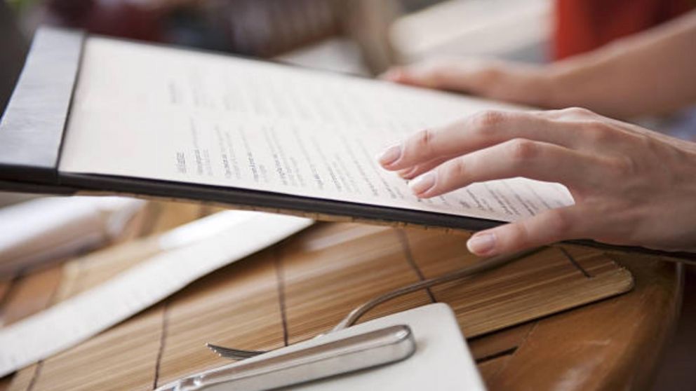 La sorpresa de una persona al ver lo que ten�a para ofrecer el men� de un restaurante (Imagen ilustrativa).