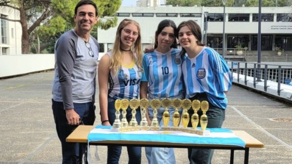 Las chicas argentinas posaron junto a los trofeos y medallas obtenidos en Israel (Instagram).