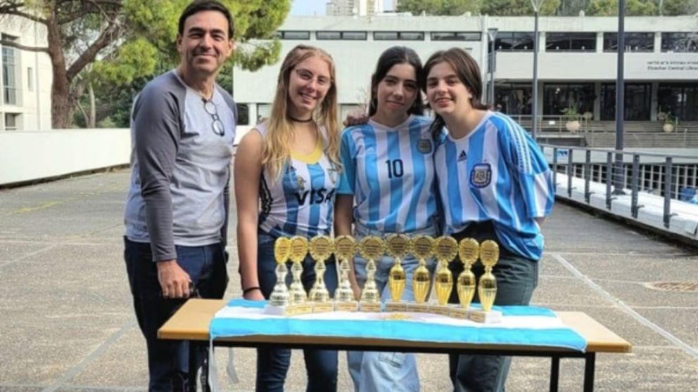 Las chicas argentinas posaron junto a los trofeos y medallas obtenidos en Israel (Instagram).