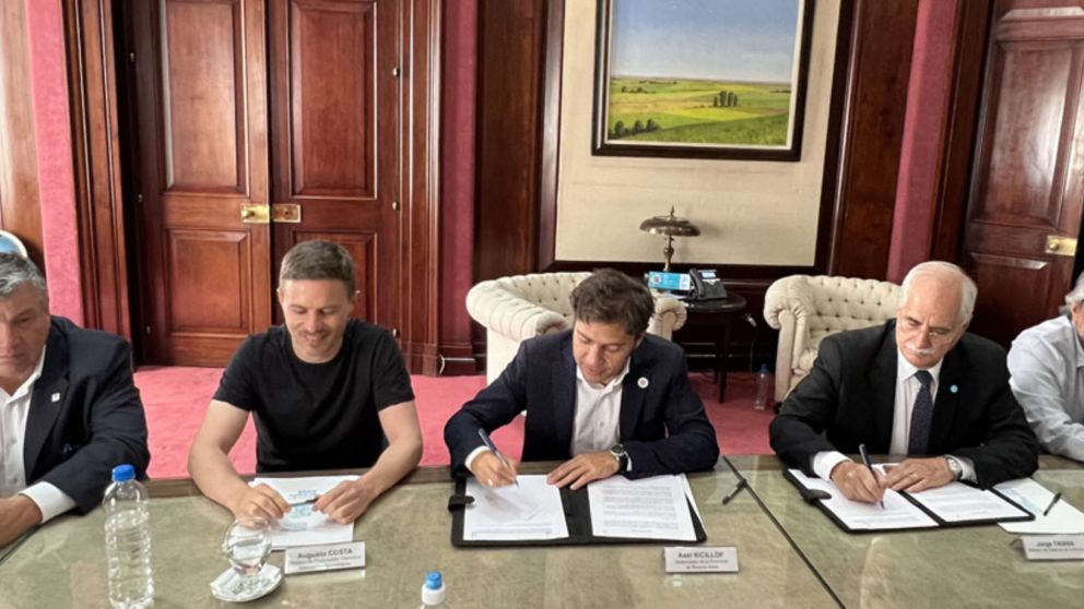 Kicillof, Taiana y los demás funcionarios en la firma del convenio.