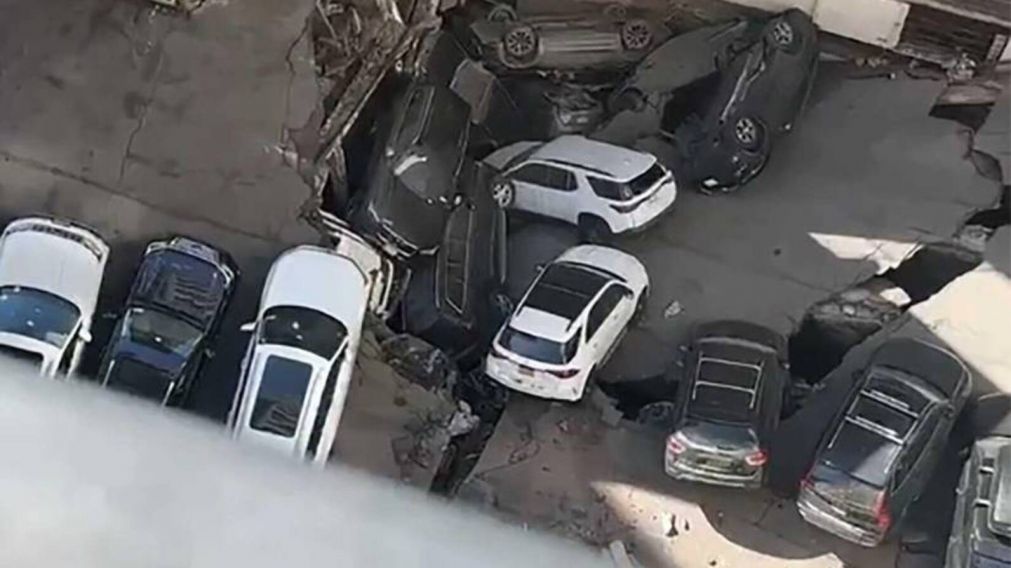 Así se derrumbó un estacionamiento en Nueva York: hay un muerto y varios heridos.