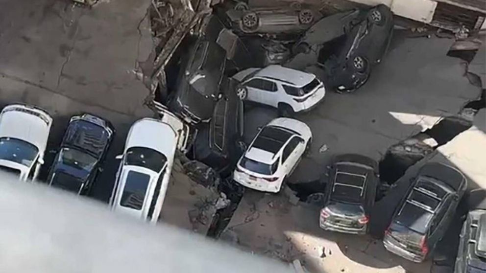 Así se derrumbó un estacionamiento en Nueva York: hay un muerto y varios heridos.