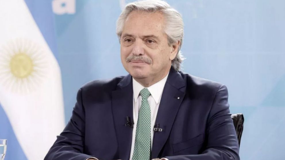 Alberto Fernández junto con 23 delegados de diferentes comunidades.