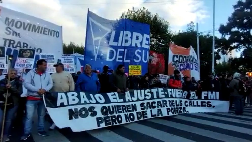 Movimientos sociales cortaron el Puente Pueyrredón donde iniciaron la marcha.