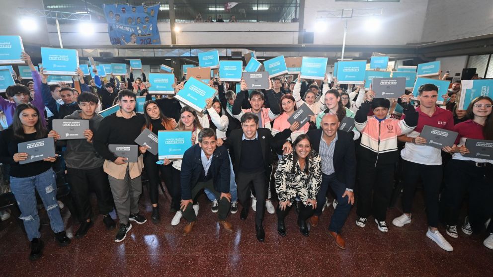 Axel Kicillof entregó netbooks a estudiantes del Programa Conectar Igualdad bonaerense