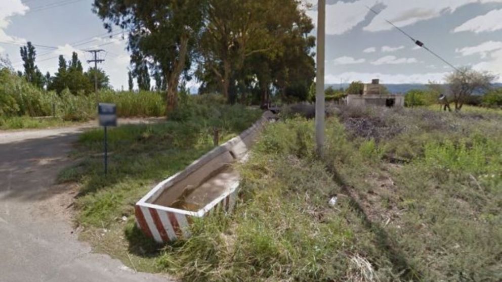 Un beb� desapareci� mientras jugaba en la vereda de su casa y lo hallaron muerto en un canal.