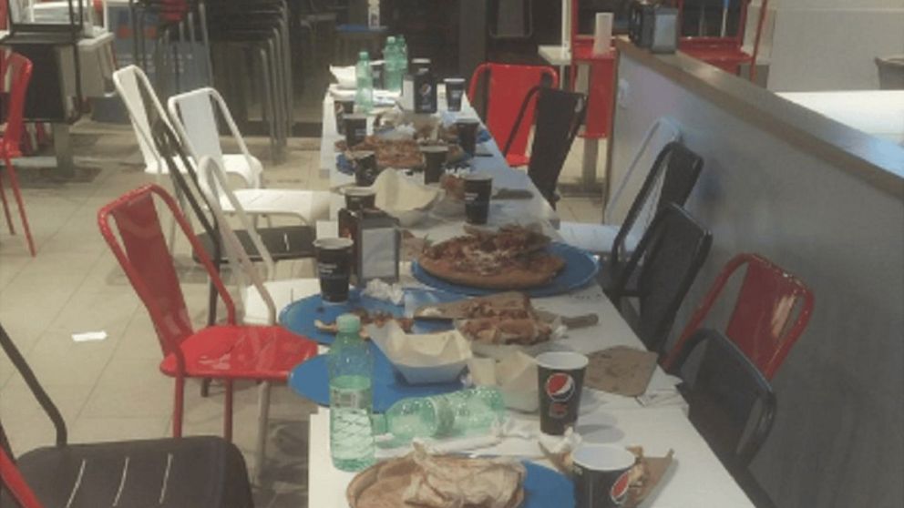 Un mozo enojado con los clientes desató una polémica viral (Twitter/@Rangerkun).