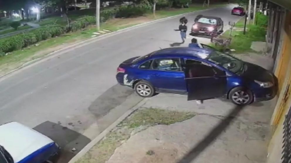 El robo quedó grabado por una cámara de seguridad.