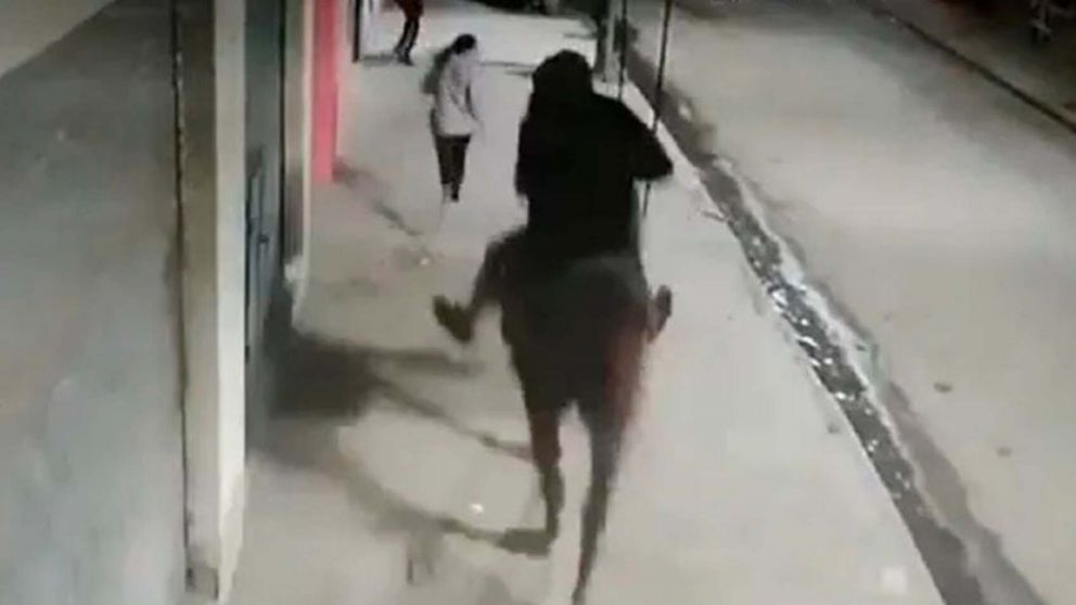 Delincuente a caballo persiguió y les robó a un grupo de personas que iba a trabajar (Imagen captura vídeo).