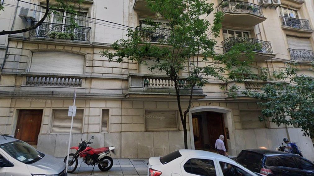 El edificio desde donde la mujer cay� de un sexto piso. 