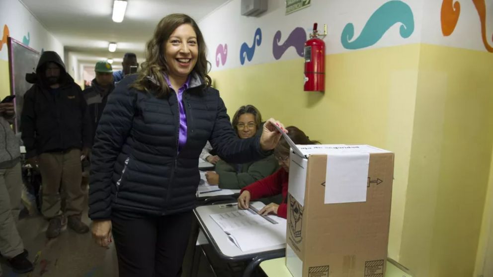 La actual gobernadora de Río Negro emitió su voto en Bariloche (Telam).
