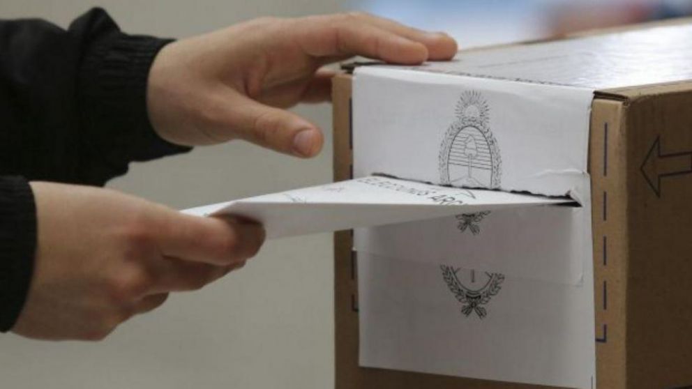 Miles de rionegrinos habilitados para votar eligen gobernador este domingo.